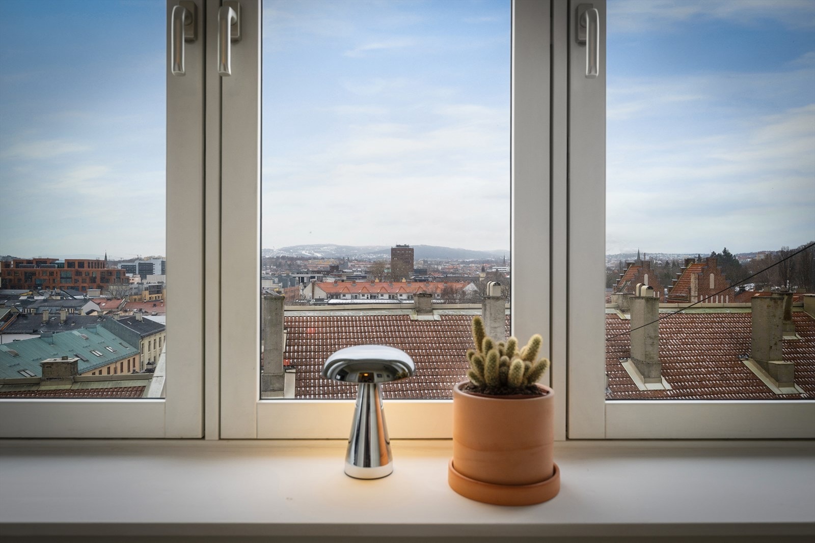 Store, brede vindusflater og fantastisk utsikt både på dagen og kvelden. Galleribilde