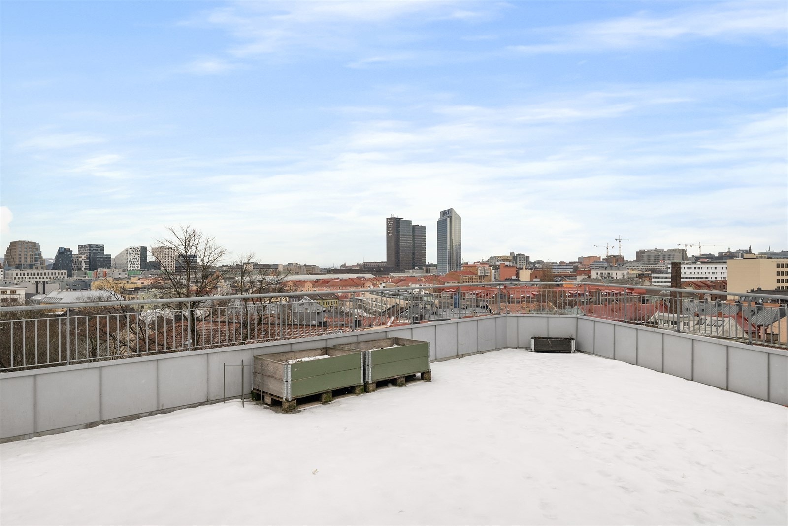Det er en stor felles takterrasse for beboerne. Her med sittegrupper om sommeren hvor du kan nyte solen fra morgen til kveld med venner og familie. Galleribilde