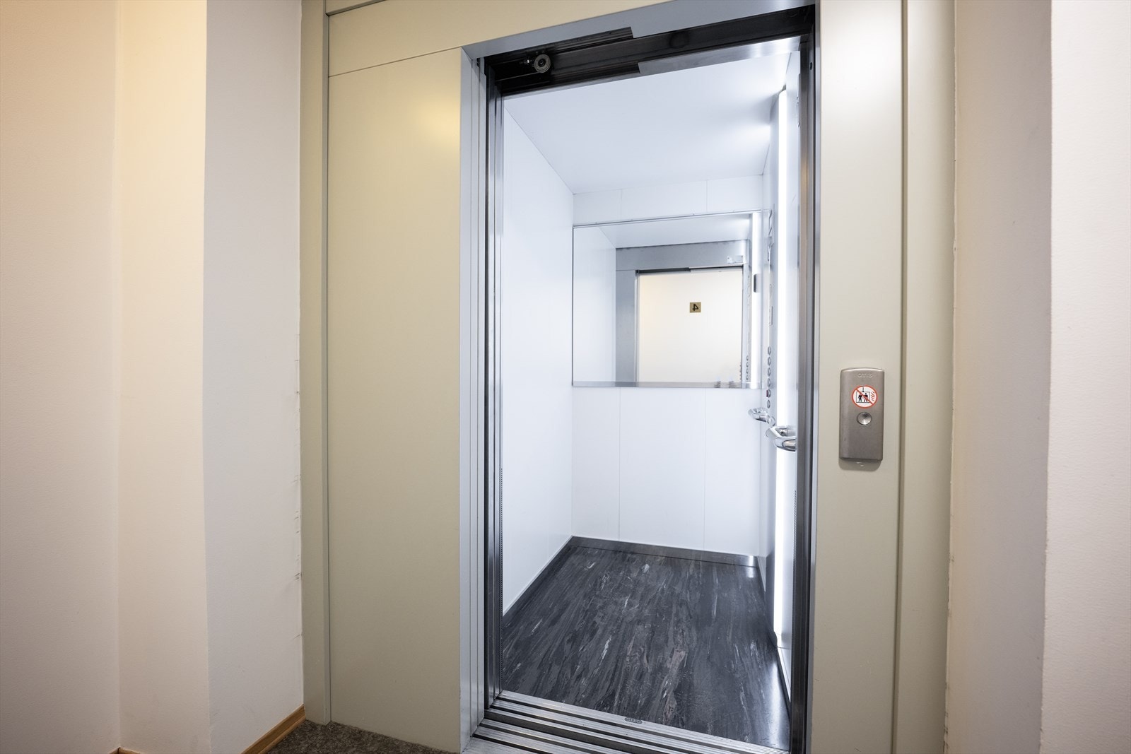 Det er direkte heisakomst til etasjeplan - easy living på sitt beste. Heis med adkomst til tørr bod. Galleribilde