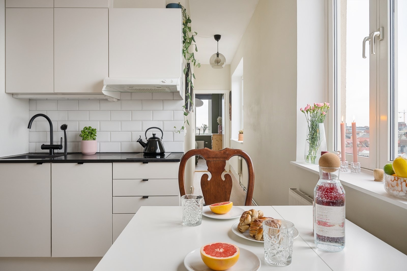 Leiligheten har en praktisk utforming, er gjennomgående og har vinduer i gang som gir ekstra lys til rommene. Galleribilde