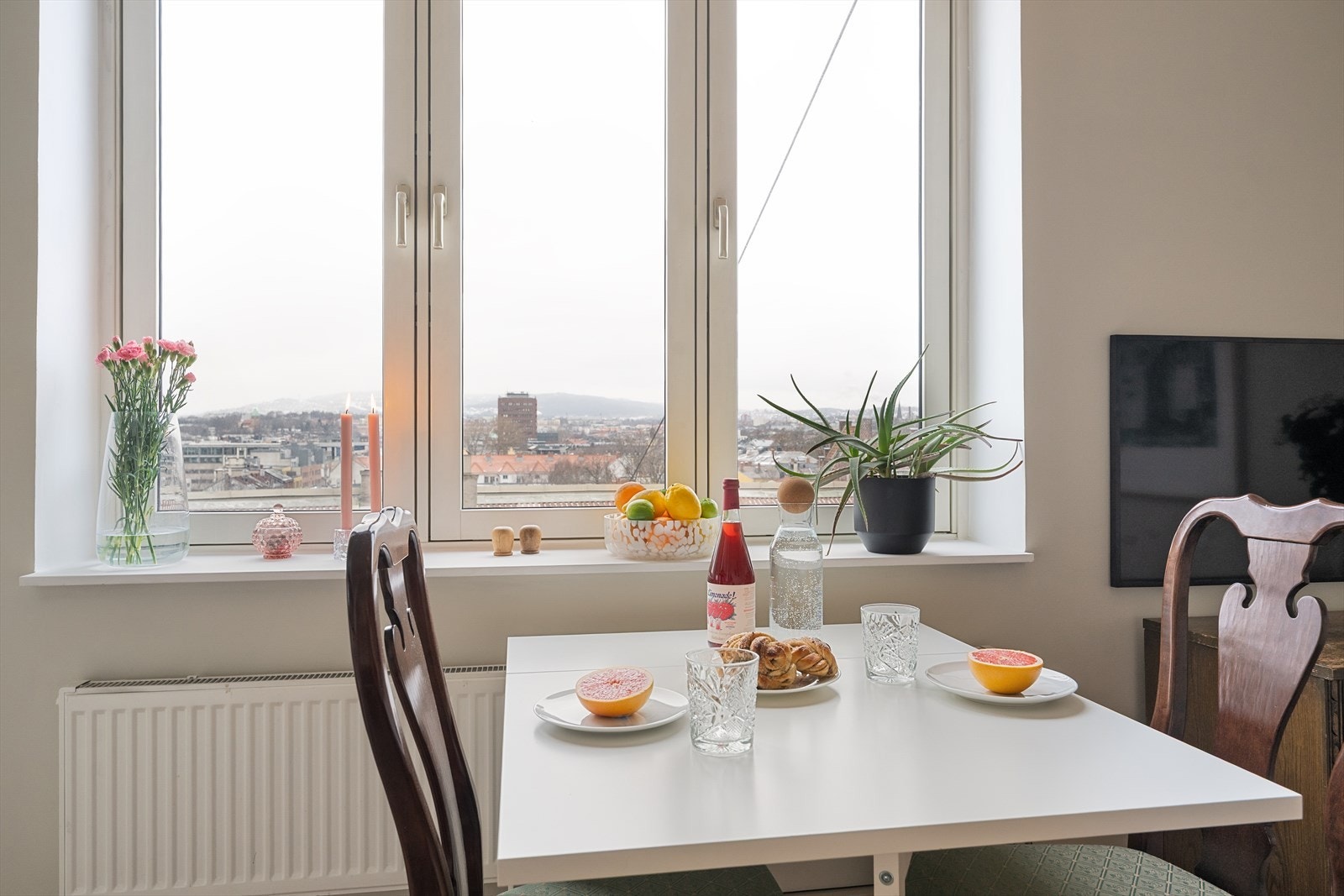 Vinduer fra 2011 og felles fyring via radiatorer. Galleribilde