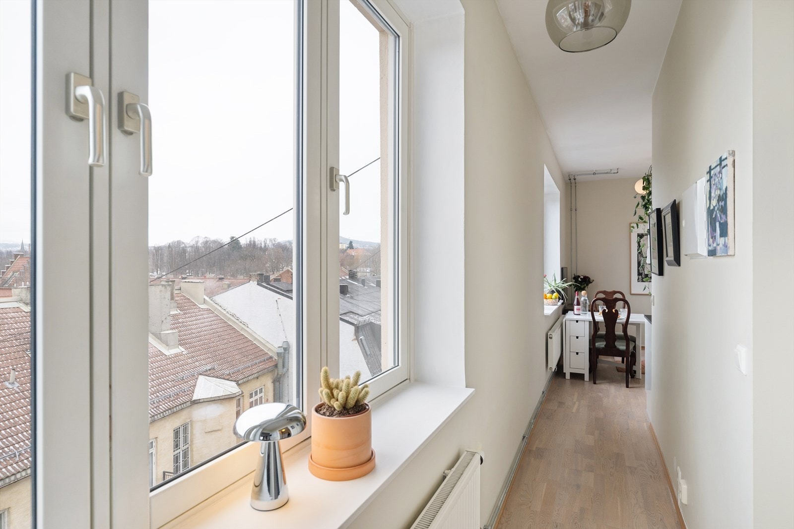 Fra stuen og kjøkkenet har du vindusflater som strekker seg via rommene som gir et fantastisk lys! Galleribilde