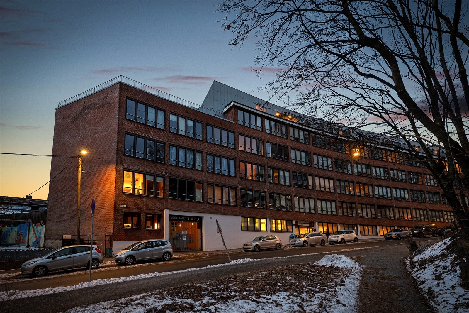 Fasade - Leiligheten vender i sin helhet mot andre siden og har en av de mest attraktive beliggenhetene i sameiet. Galleribilde