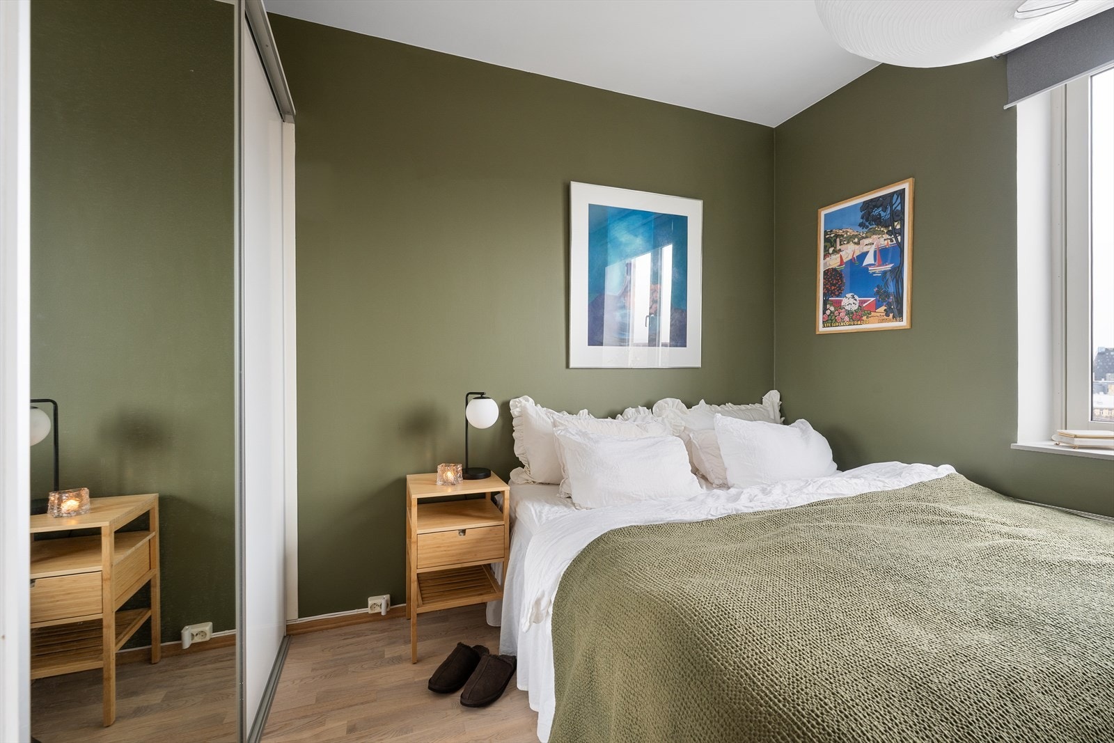 Leiligheten har et romslig soverom med god plass til både seng og øvrig møblement. Galleribilde