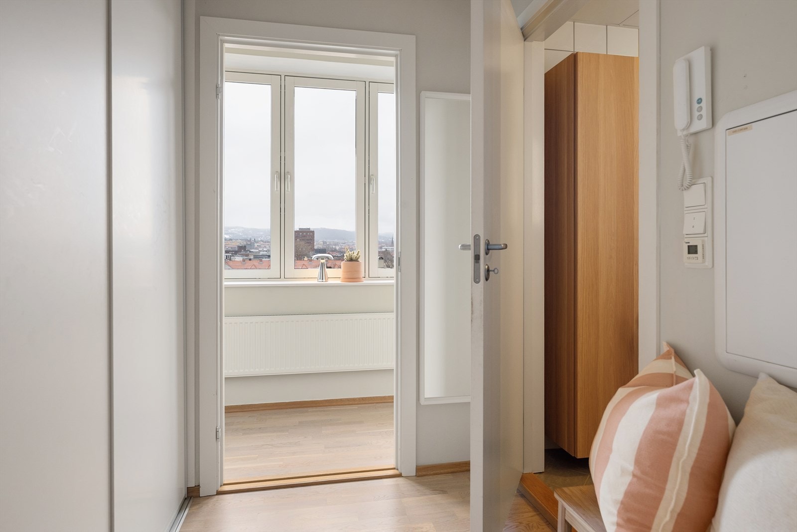 Velkommen inn i en lys og innbydende entré med god plass til yttertøy og sko. Galleribilde