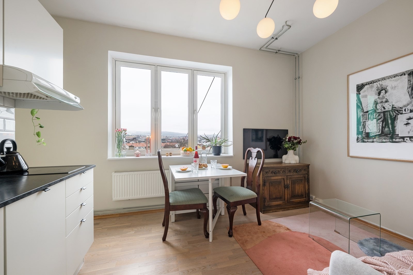 Induksjonstopp, stekeovn, oppvaskmaskin og et mindre kjøleskap er integrert og medfølger. Det er i tillegg montert automatisk vannstopper. Galleribilde