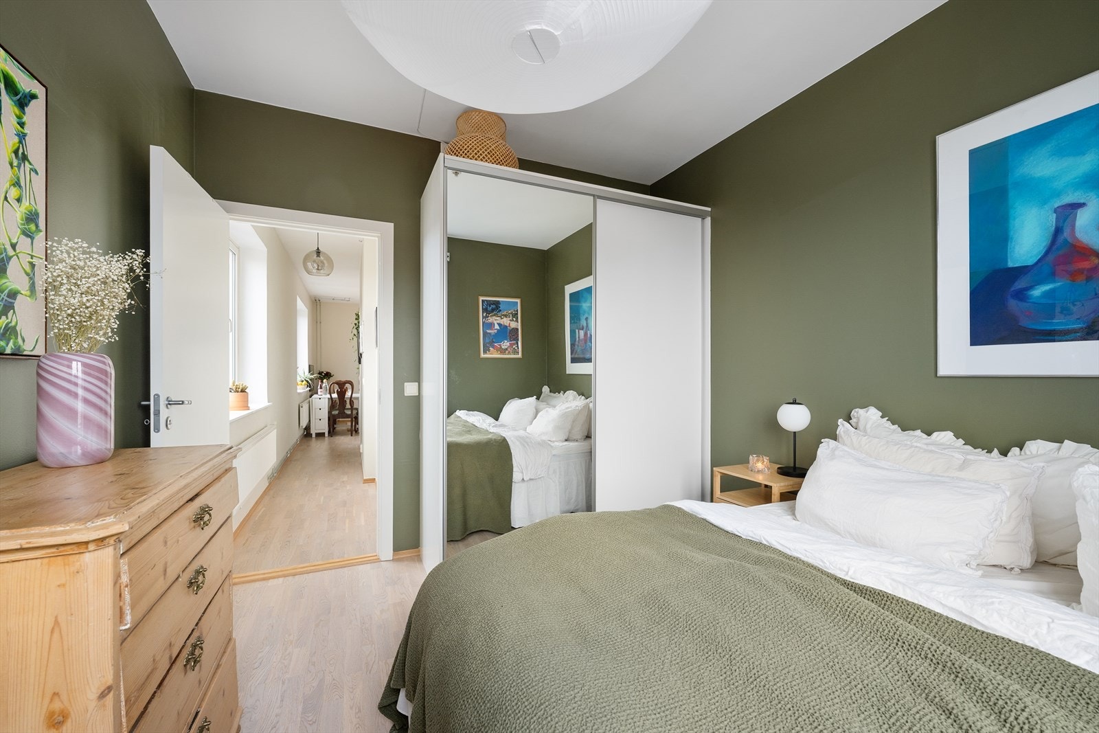 Stor skyvedørsgarderobe for ekstra lagringsplass. Det er i tillegg god plass for ekstra skap/hylle. Galleribilde