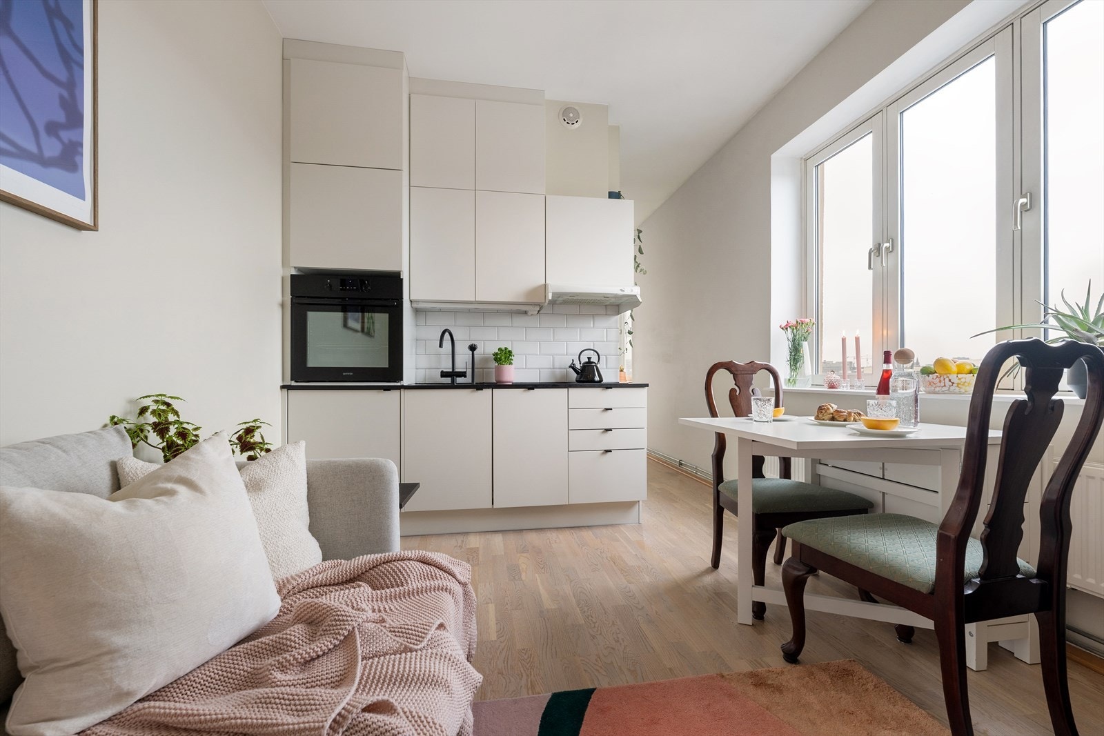 Stuen ligger i en åpen løsning mot kjøkkenet. Galleribilde