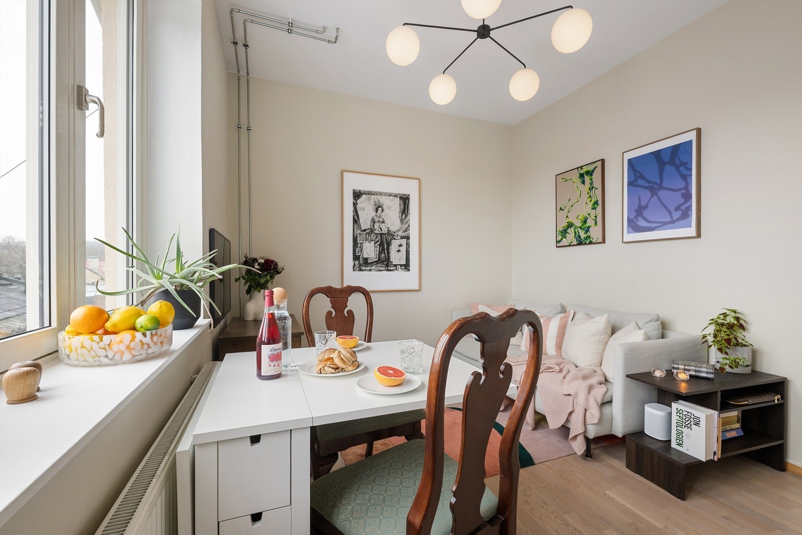 Stuen er malt med delikate farger samt trestavs parkett på gulv som gir rommet et lyst preg. Galleribilde