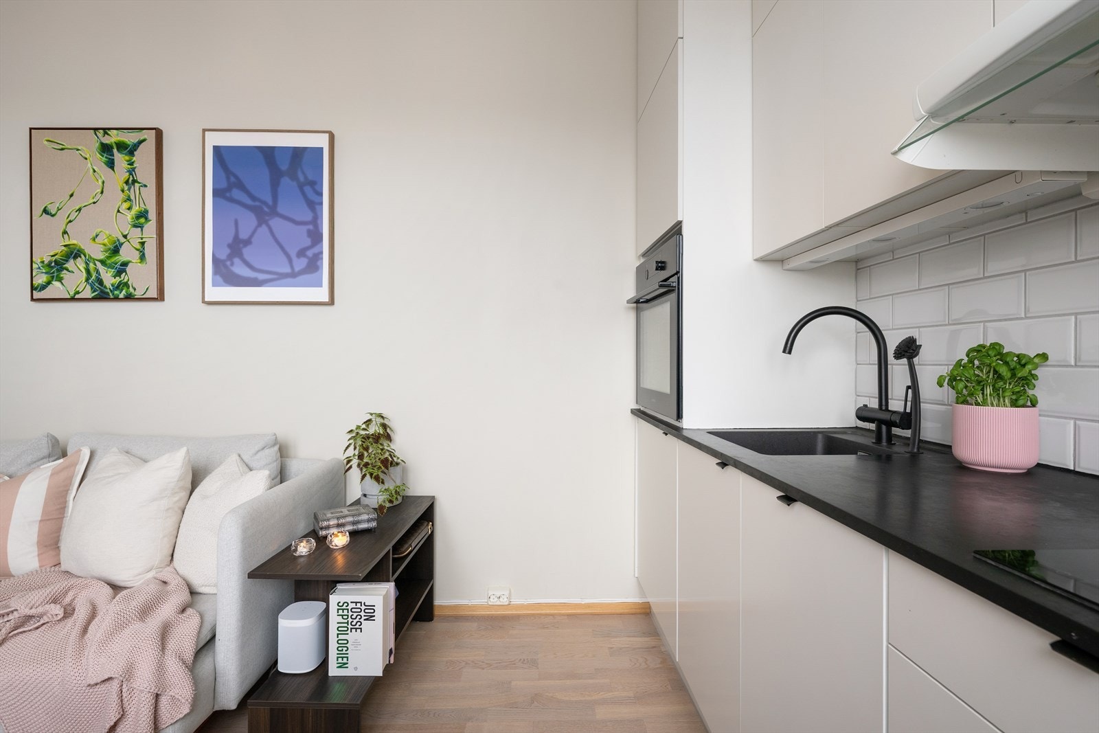 Nytt, lekkert HTH kjøkken fra 2020 med integrerte hvitevarer. Galleribilde