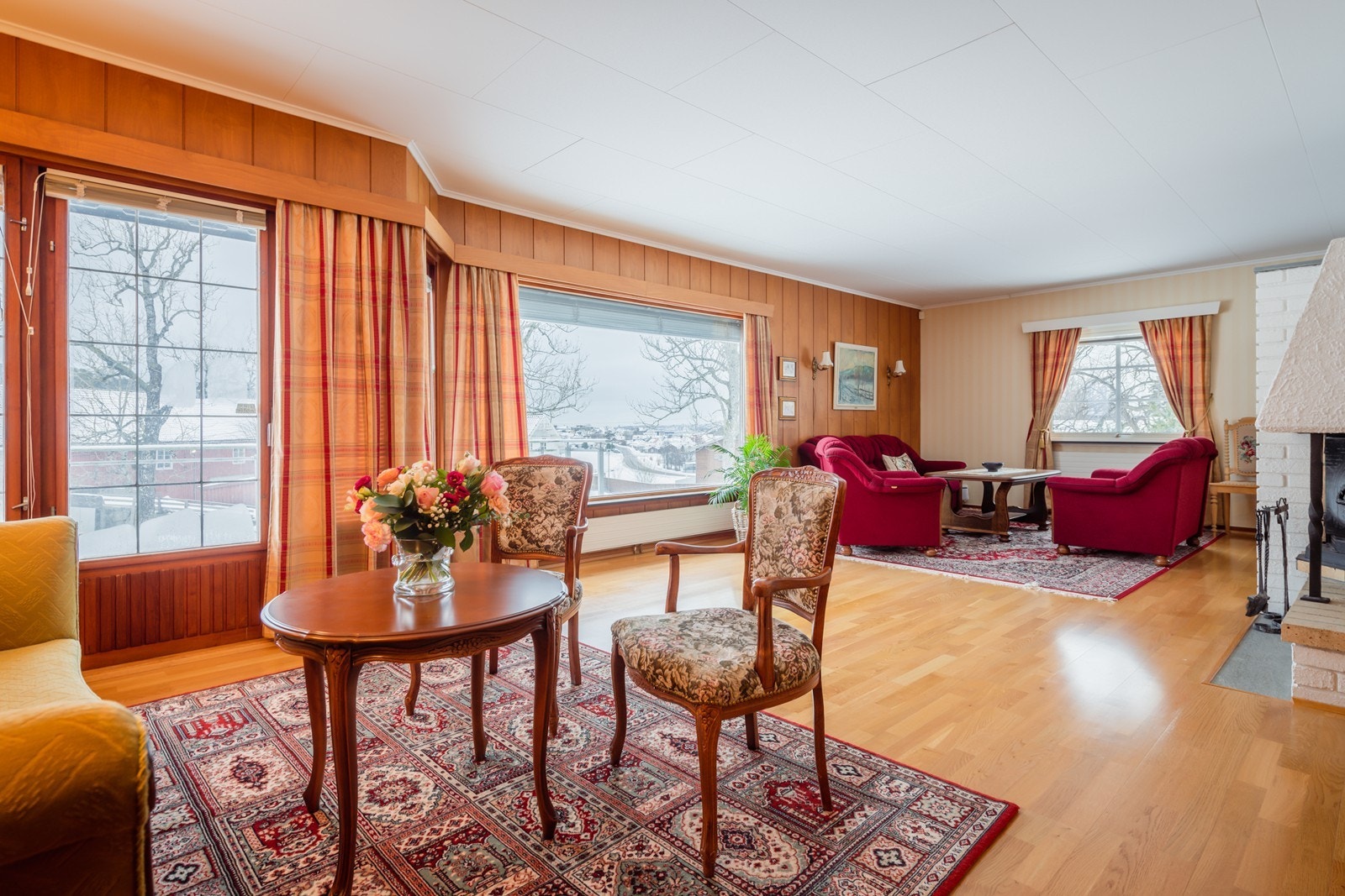 I stuen har man store vinduer ut som gir mye naturlig lys. Galleribilde