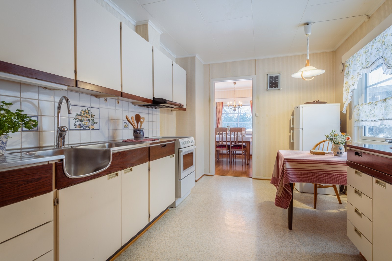 Direkte forbindelse til spisestue gir en praktisk overgang mellom matlaging og servering. Galleribilde