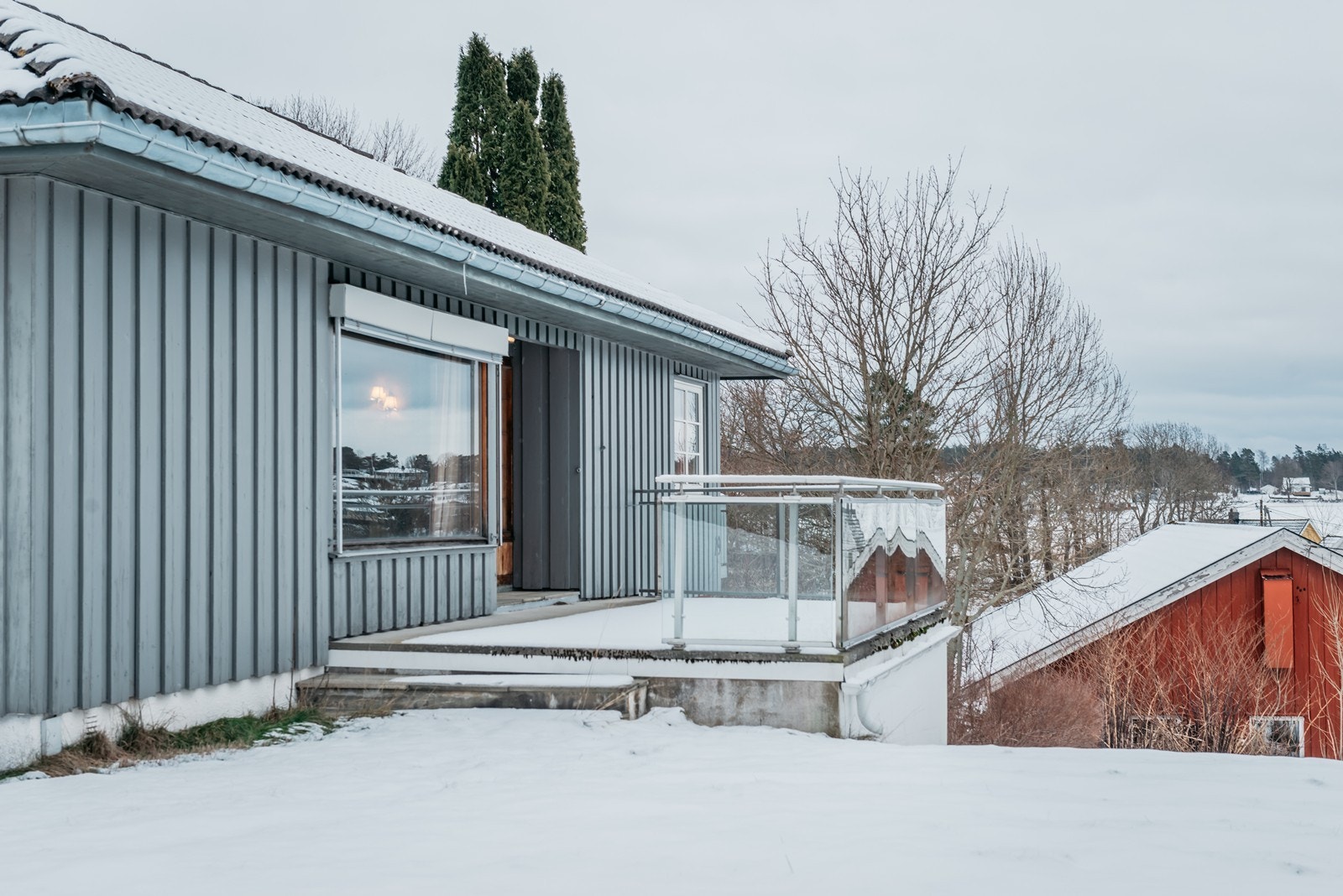 Fra terrassen har man adkomst ned til stor og flott hage. Galleribilde
