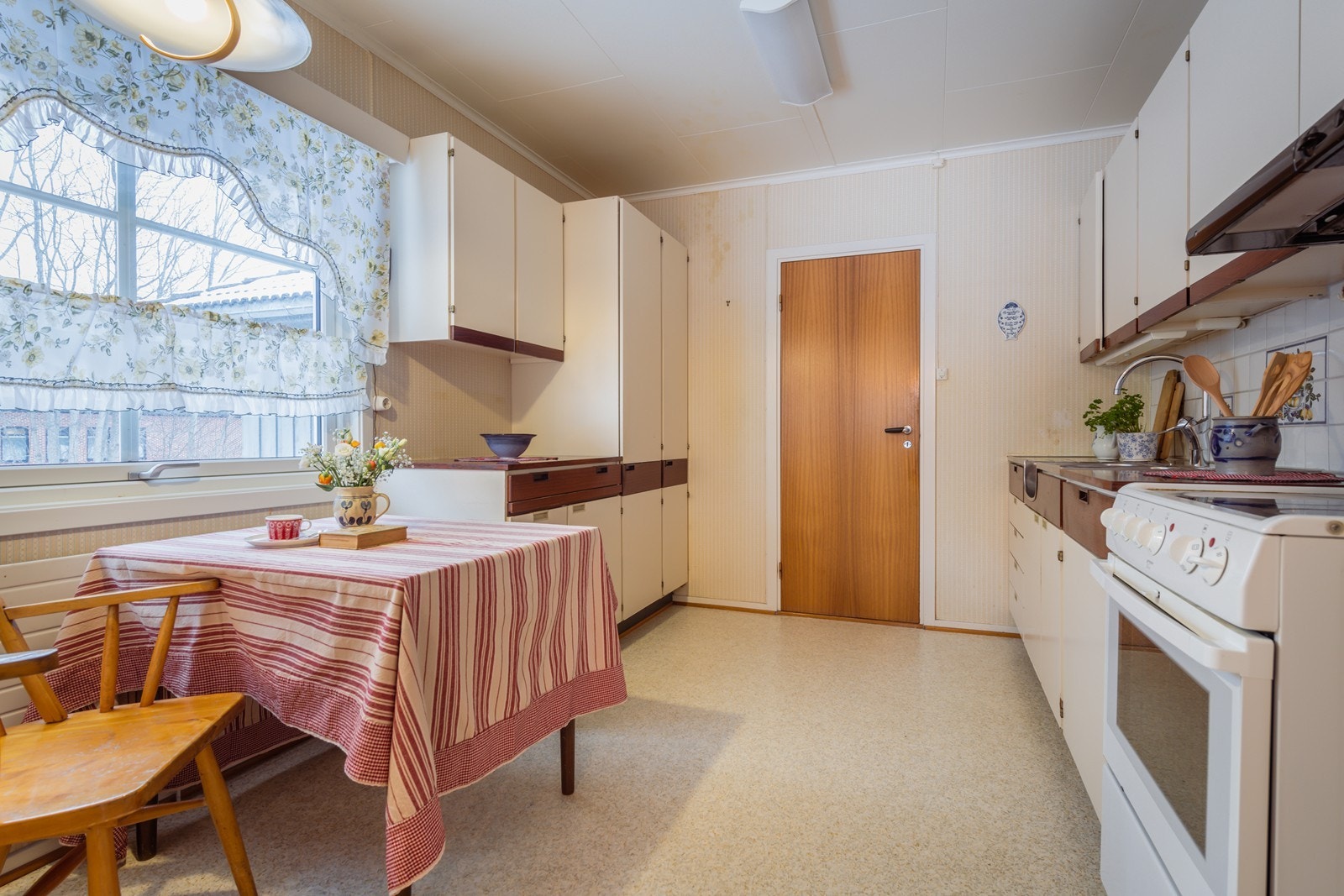 Kjøkkeninnredningen har slette fronter laminat benkeplate, stål oppvaskkum og frittstående hvitevarer. Kjøkkeninnredningen er fra byggeår. Galleribilde