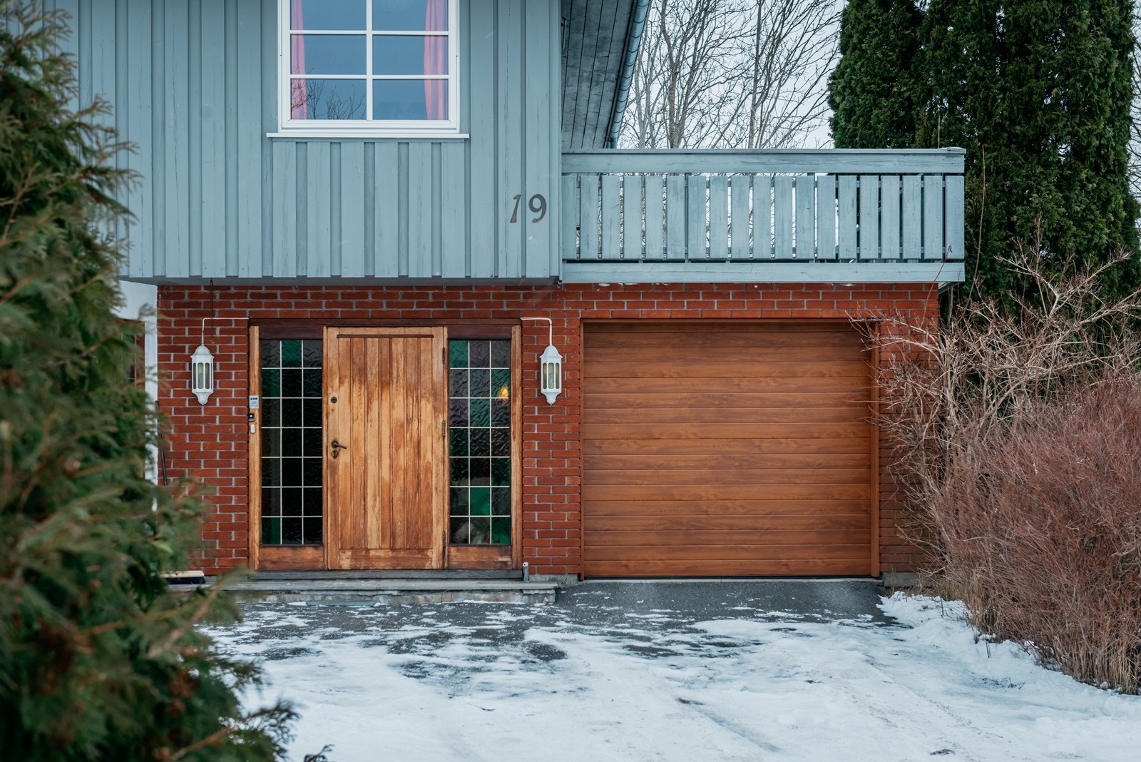Boligen har garasje, og ellers godt med parkeringsplass på forsiden av boligen. Galleribilde