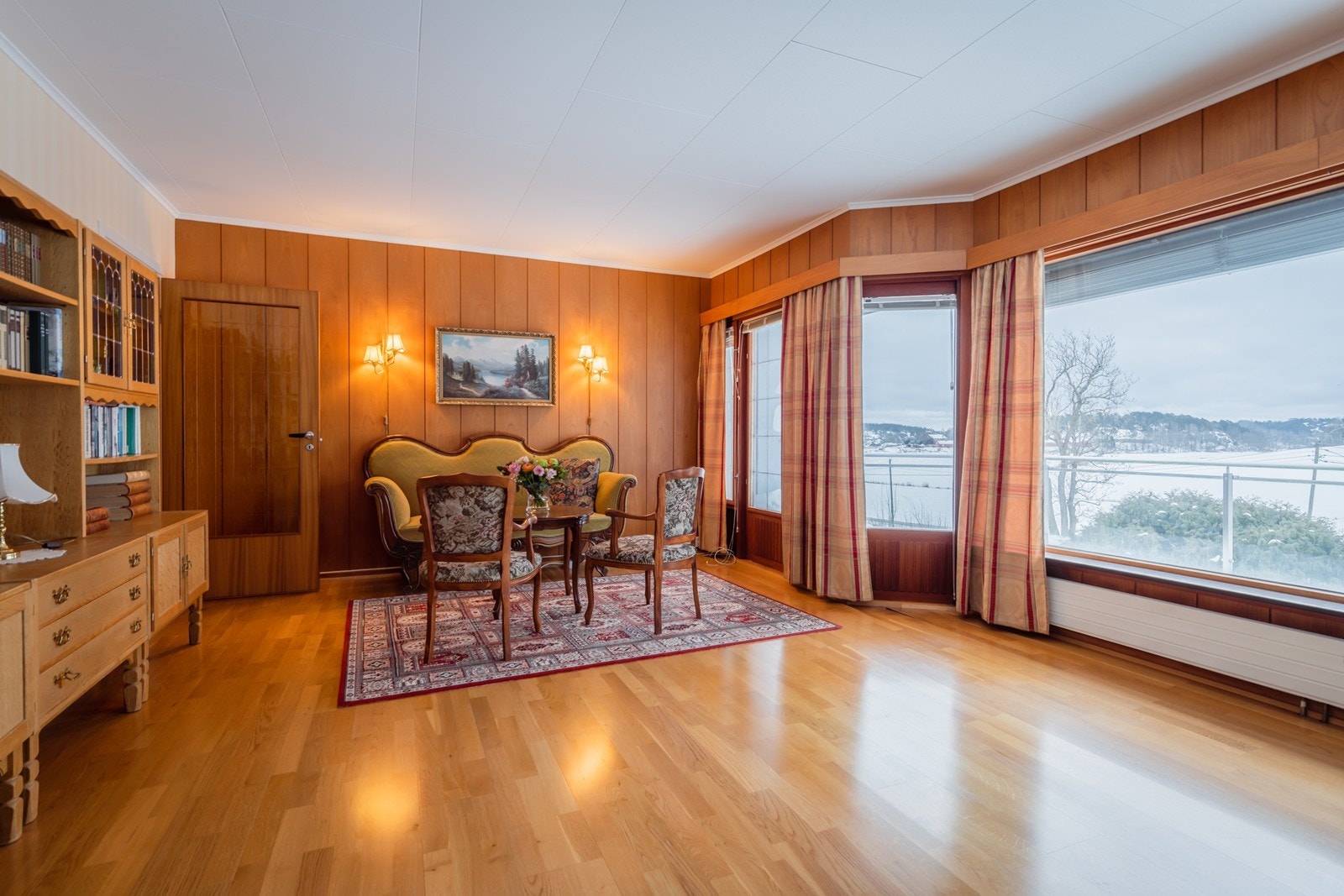 Stor stue med god plass til forskjellige møblement. Galleribilde