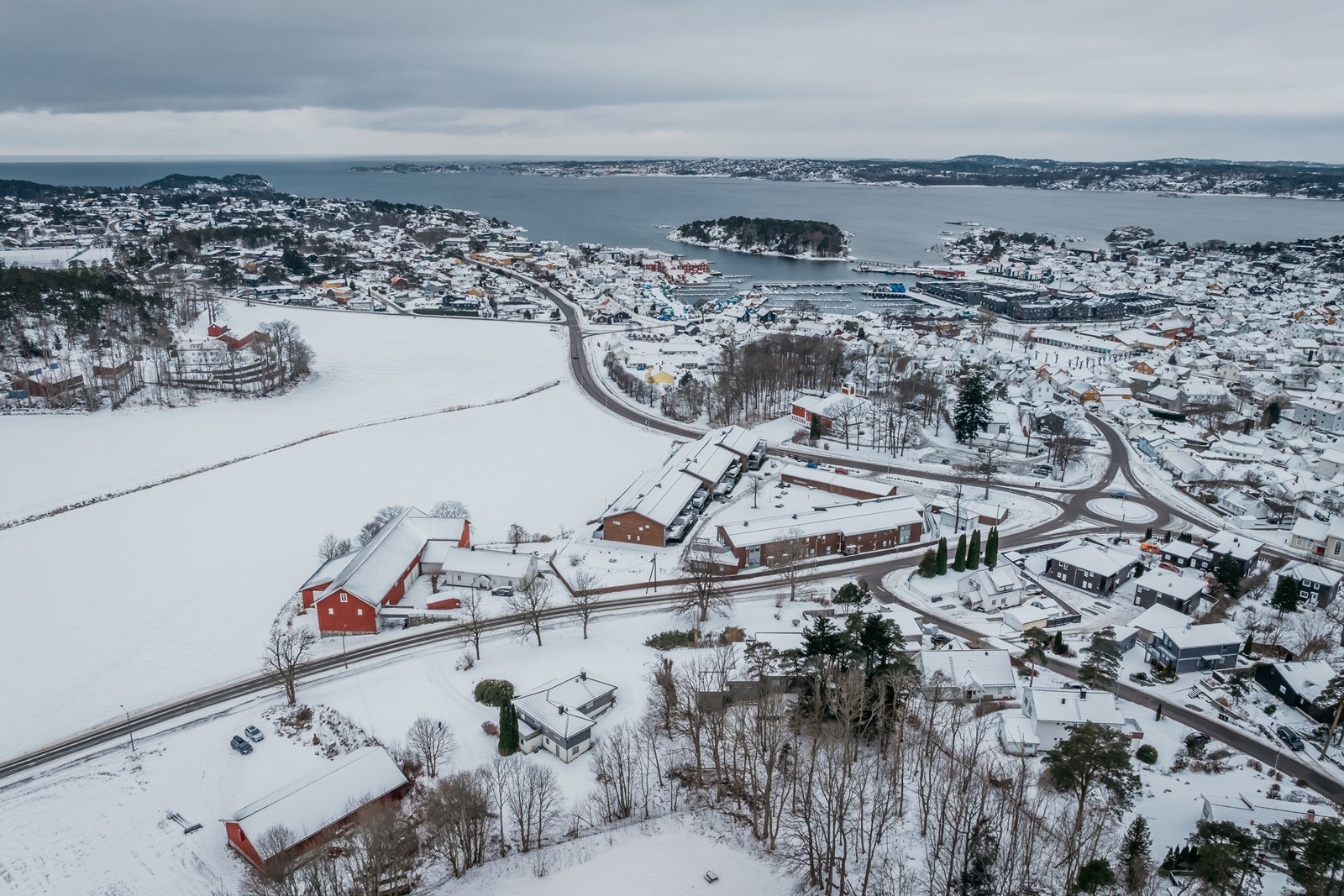 Boligen ligger i et barnevennlig, rolig og veletablert område. Kort vei til skole, dagligvare, frisør og andre servicetilbud. Galleribilde