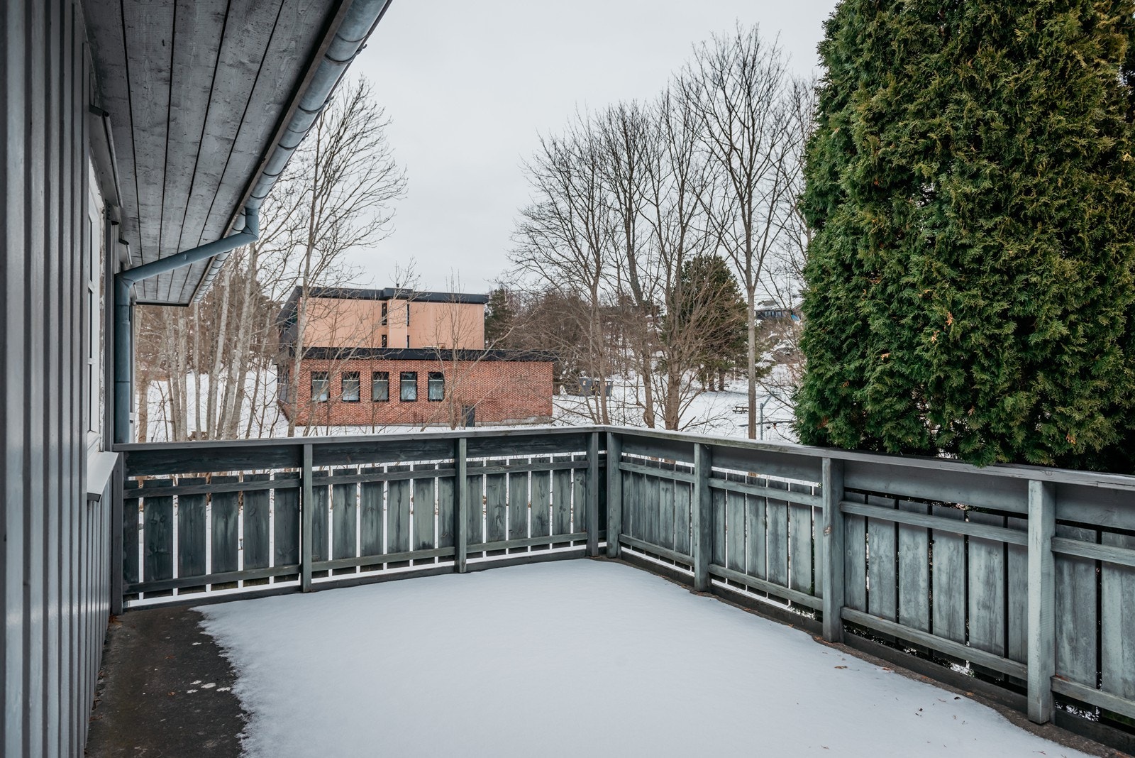 Til boligen er det en 18 m2 solrik terrasse med tilkomst fra stue og bakkenivå. Galleribilde