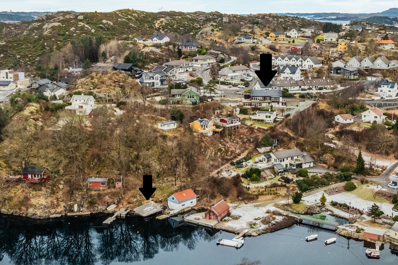 Tomt ved sjølinje med båtfeste. Se pil. Galleribilde