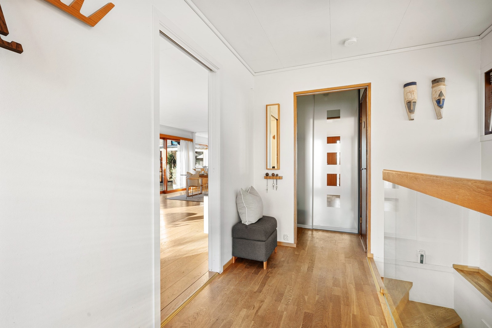 Entré/hall med praktisk garderobeløsning og gjestetoalett. Galleribilde