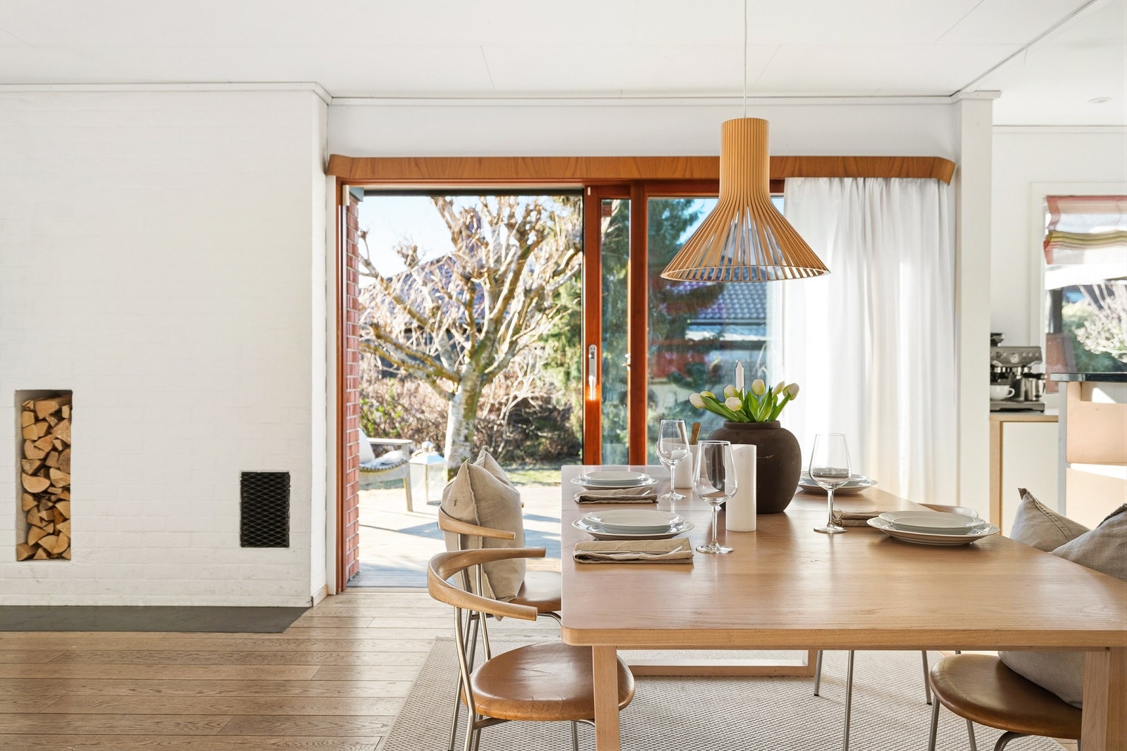 Direkte utgang til stor, avskjermet og solrik hage. Galleribilde