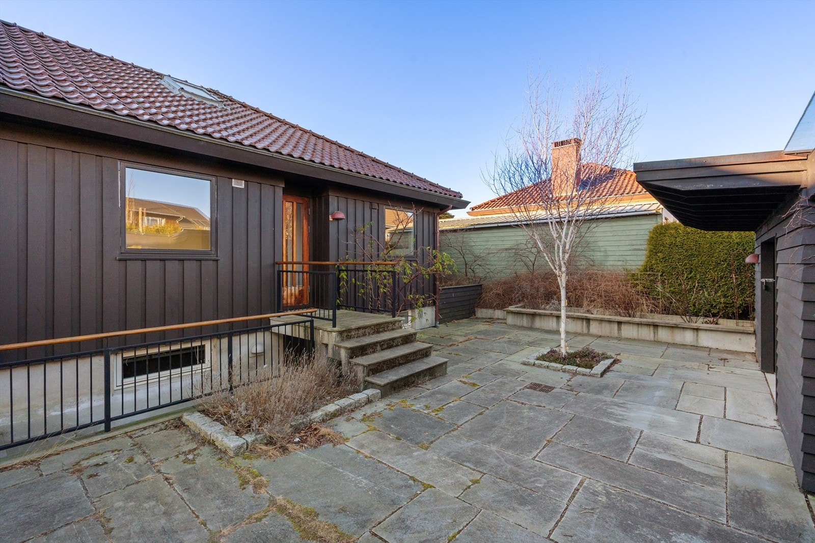 Kobbertak på carport og utebod, samt takrenner i kobber. Galleribilde