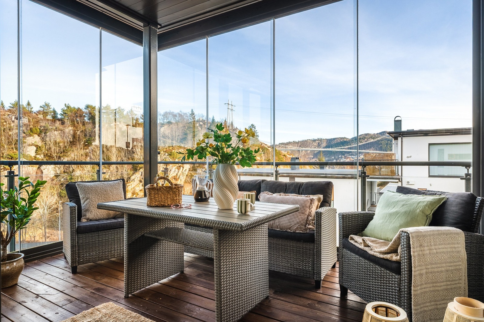 Her er det god plass til utemøbler og planter - perfekt for morgenkaffen, hyggelige middager eller avslappende kvelder. Galleribilde