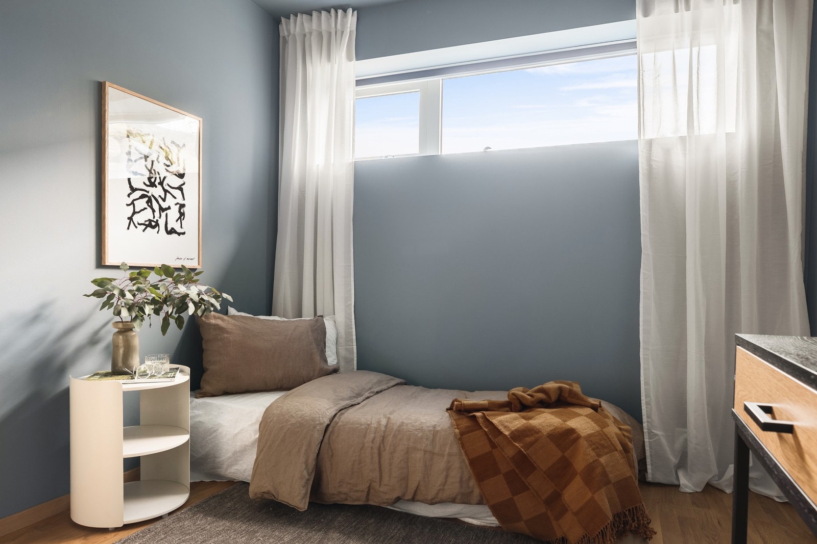 Det andre soverommet egner seg godt som barnerom, gjesterom eller hjemmekontor, og har plass til seng og oppbevaringsmøbler. Galleribilde