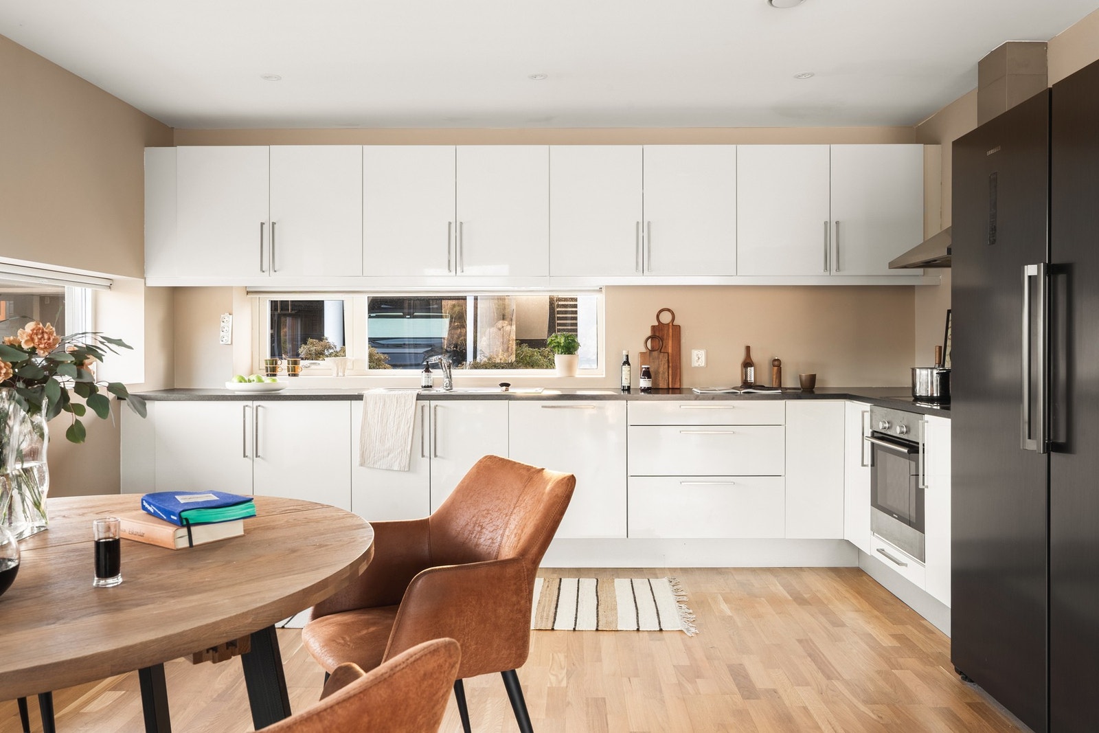 Kjøkkenet er fra HTH og holder en stilren utførelse med slette fronter og laminat benkeplate med nedfelt stålvask. Galleribilde