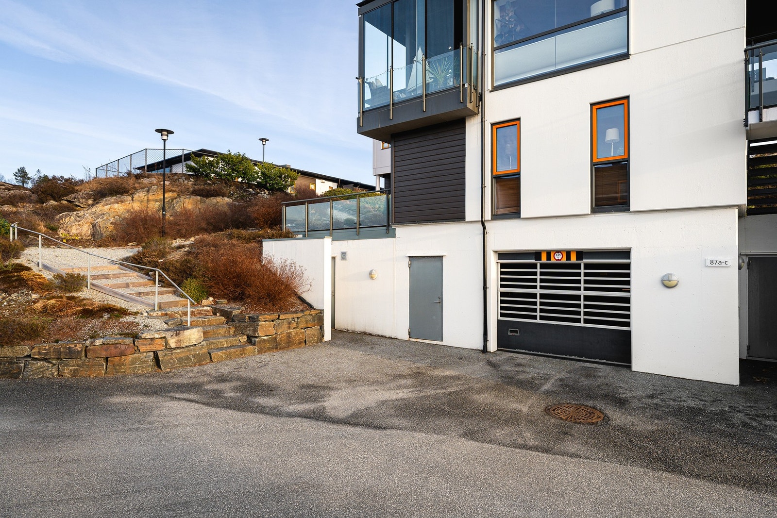 Leiligheten har parkering i lukket garasjeanlegg med elbillader. Galleribilde