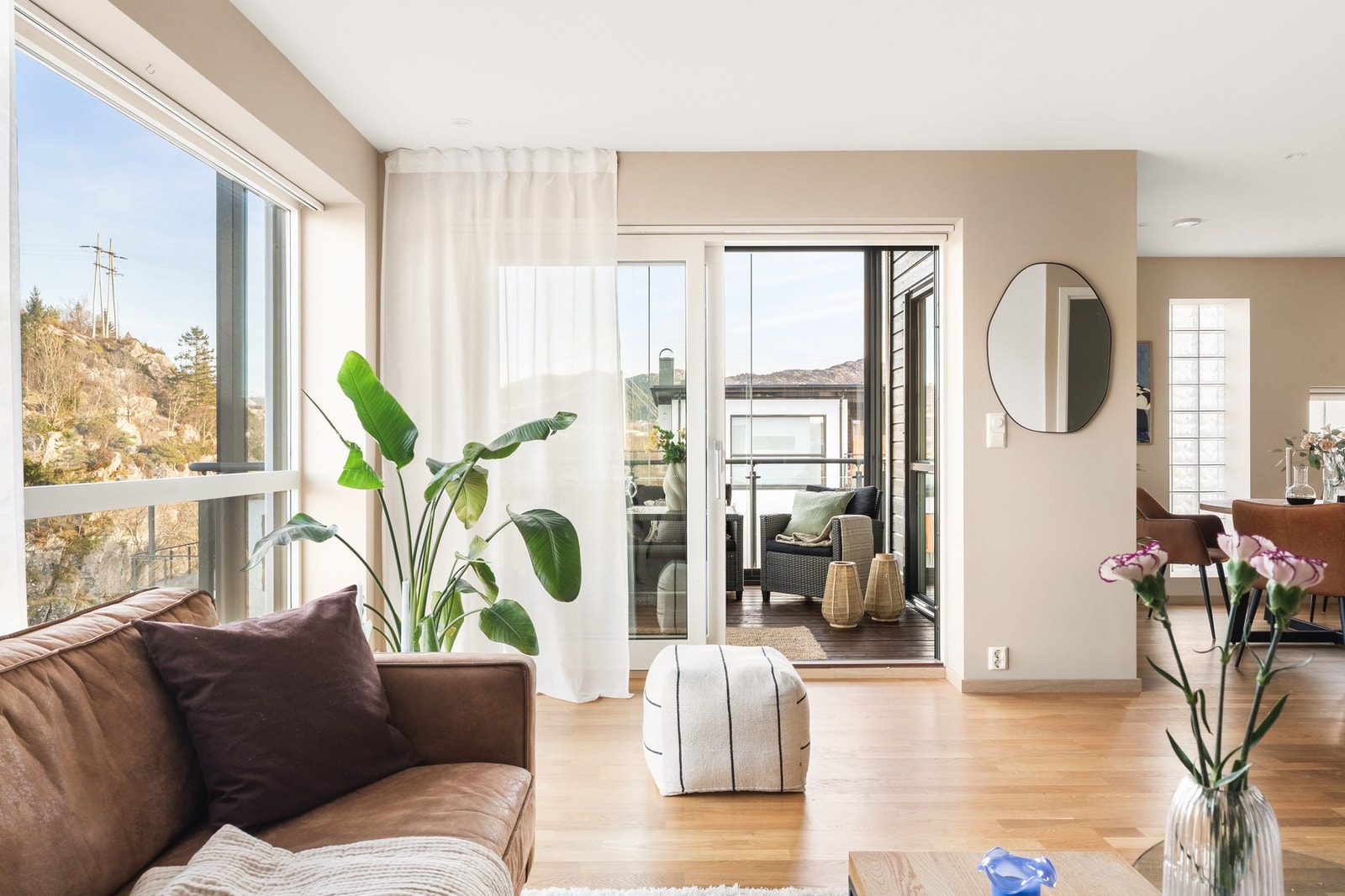 Fra stuen er det utgang til en romslig, innglasset balkong på ca. 10 m². Galleribilde