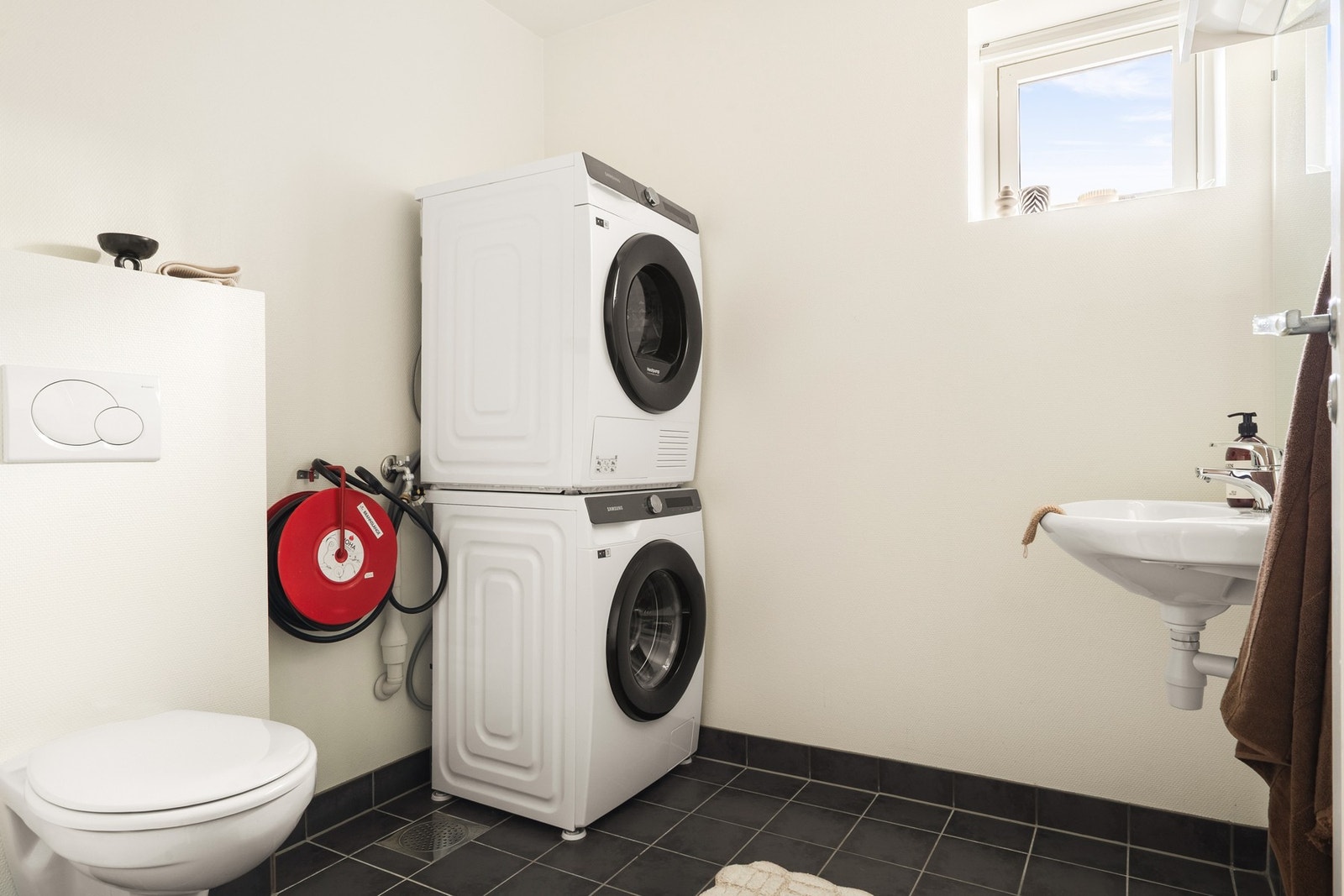 I tillegg har boligen et separat og praktisk vaskerom med flislagt gulv, opplegg for vaskemaskin og ekstra toalett. Også her er det varmekabler i gulvet - en komfortdetalj som gjør hverdagen enklere. Galleribilde