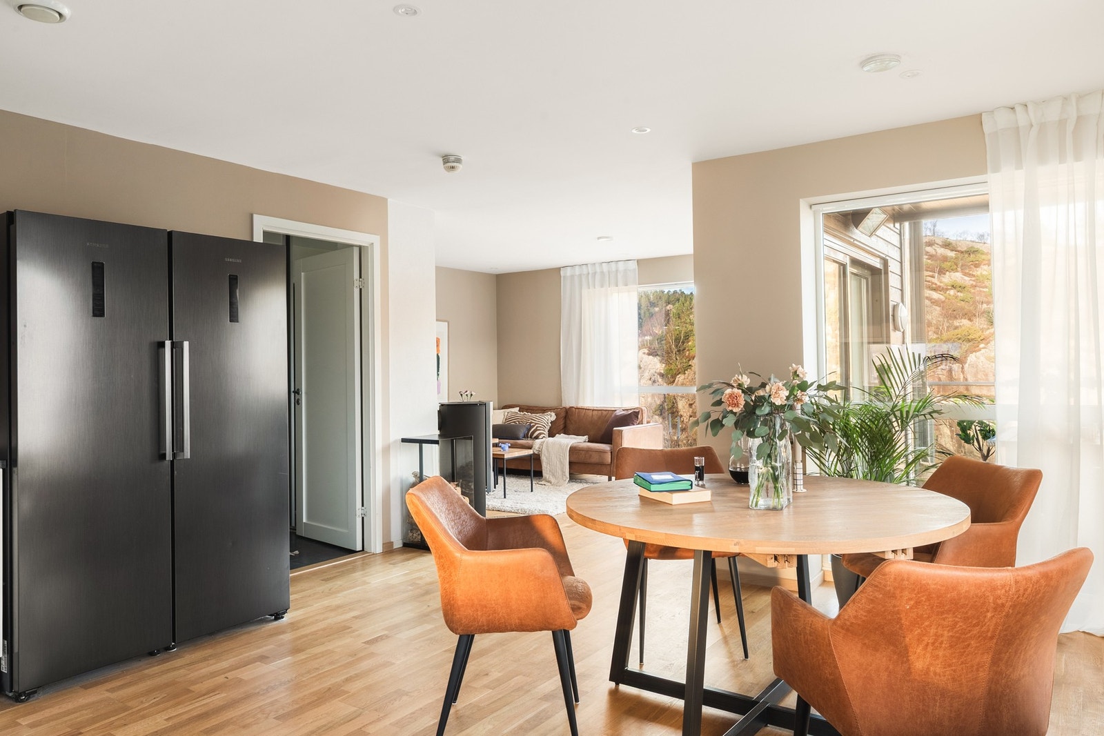 De store vindusflatene gir en flott romfølelse og slipper naturen og utsikten inn. Galleribilde