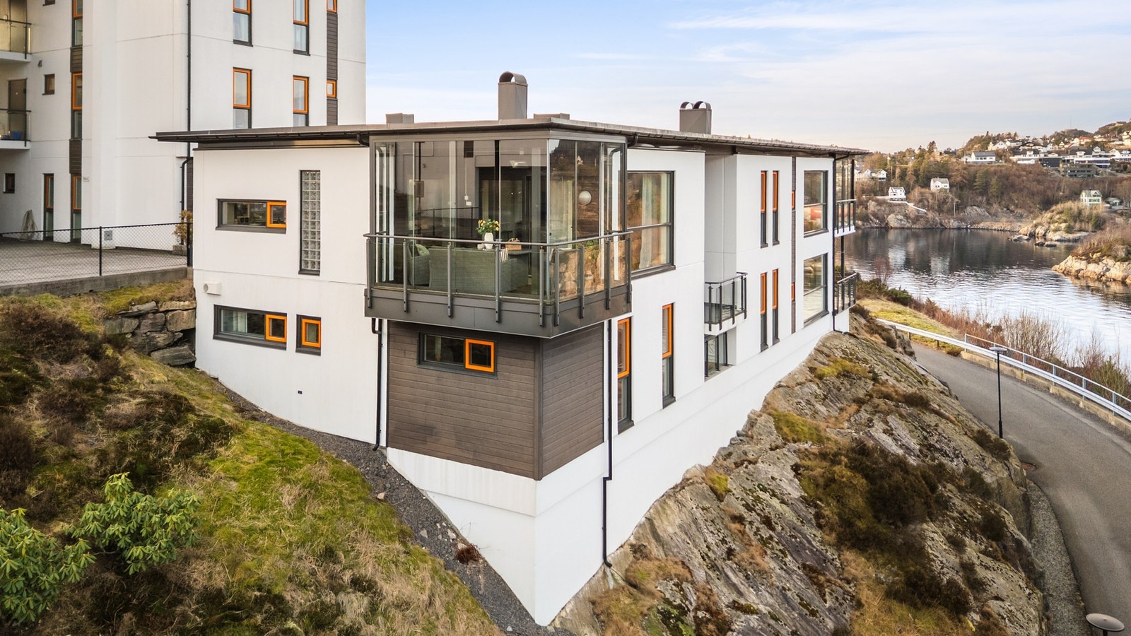 Alt i alt er dette en gjennomført og lettstelt leilighet med gode kvaliteter, praktisk planløsning og attraktive løsninger - perfekt for deg som ønsker en moderne bolig med komfort og gjennomgående høy standard. Galleribilde