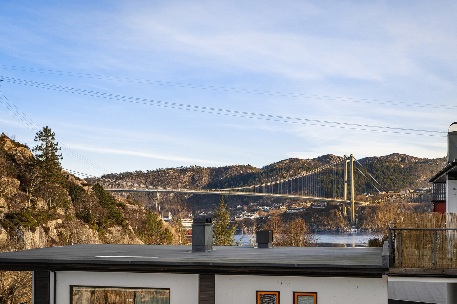 Fra boligen er det kort vei til Askøybroen. Galleribilde