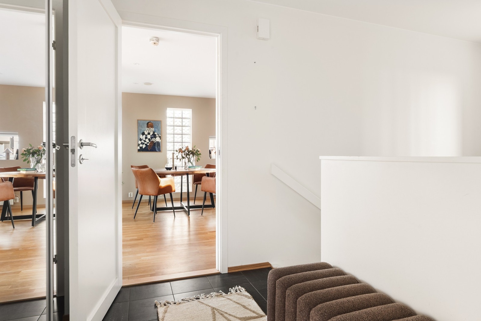 Vi beveger oss videre inn til stuen og kjøkkenet. Galleribilde