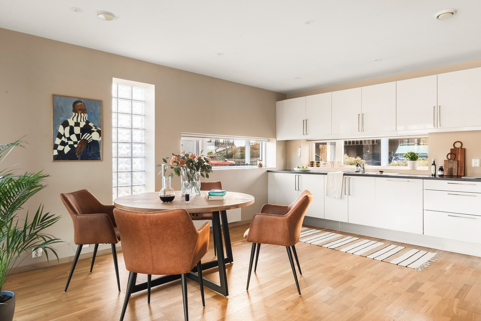 Leilighetens naturlige samlingspunkt er den lyse og trivelige stuen med åpen kjøkkenløsning. Planløsningen gir gode og naturlige soner for både sofagruppe og spiseplass. Galleribilde