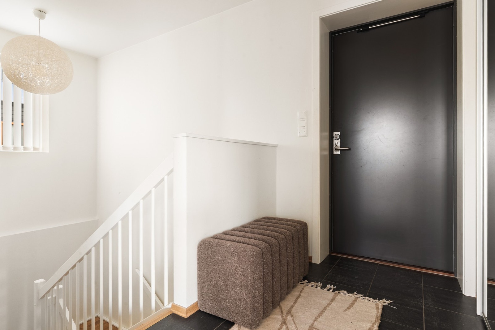 Du ønskes velkommen inn i en romslig og praktisk entré med god plass til yttertøy og sko. Gulvet er flislagt - et slitesterkt og funksjonelt materialvalg som tåler fukt og daglig bruk. Galleribilde