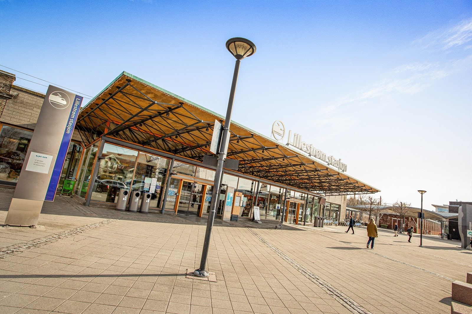 Lillestrøm byr på gode kollektivtmuligheter. Fra eiendommen er det kort vei til Lillestrøm stasjon med hyppige avganger til bl.a. Oslo og Oslo Lufthavn. Galleribilde