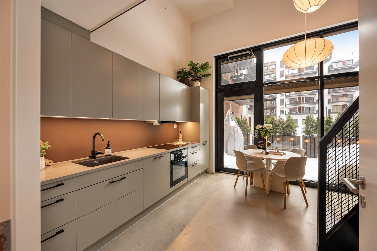 Store vindusflater gir rikelig med naturlig lysinnslipp. Galleribilde