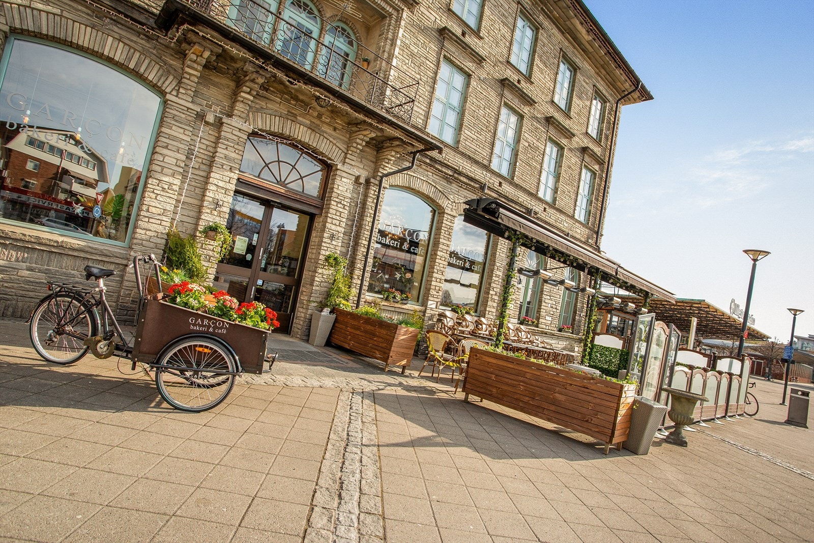 I tilknytning stasjonen har man populære Garcon bakeri og café. Galleribilde