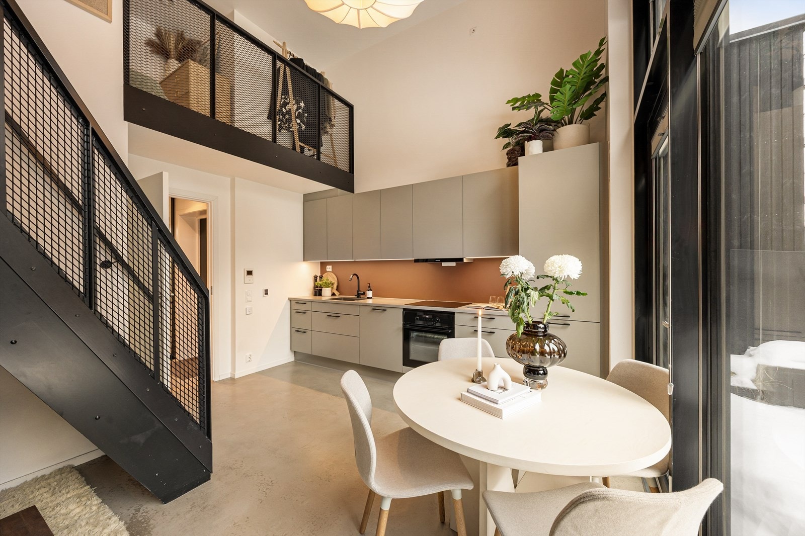 For øvrig er oppholdsrommet malt i tidsriktige fargetoner som komplimentert med et lekkert, slipt betonggulv. Galleribilde