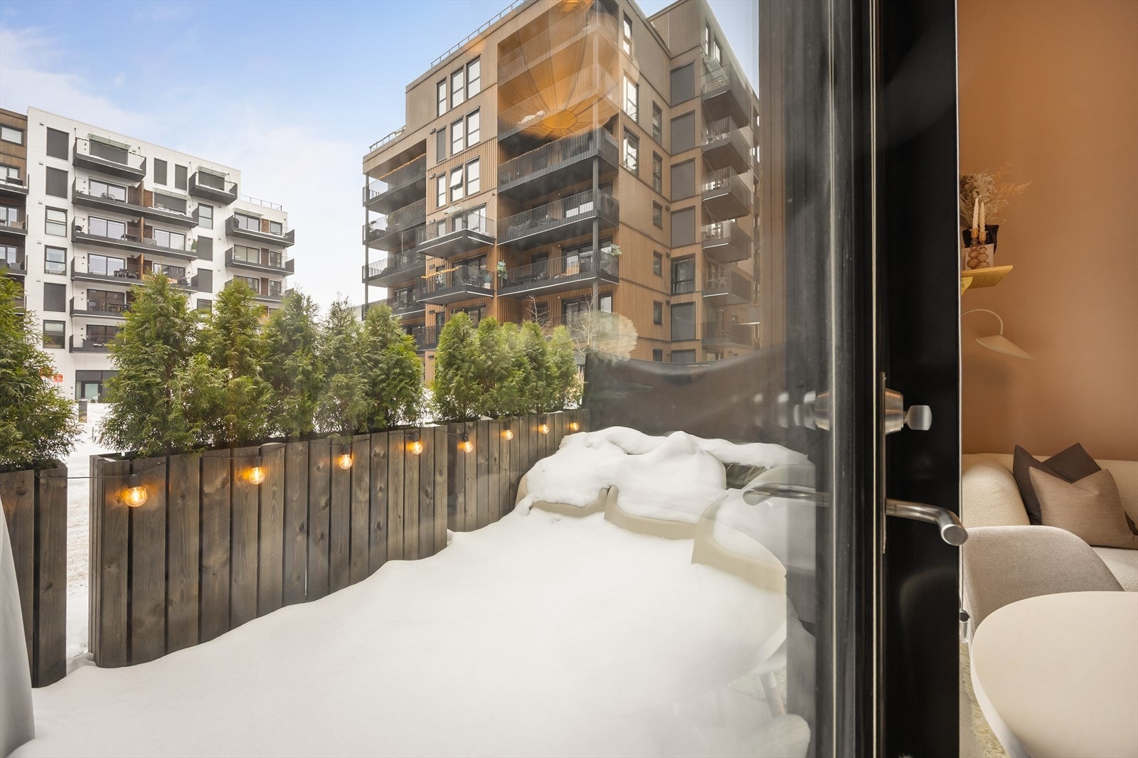 Uteplassen på 11 m² har god plass til møblement. Galleribilde