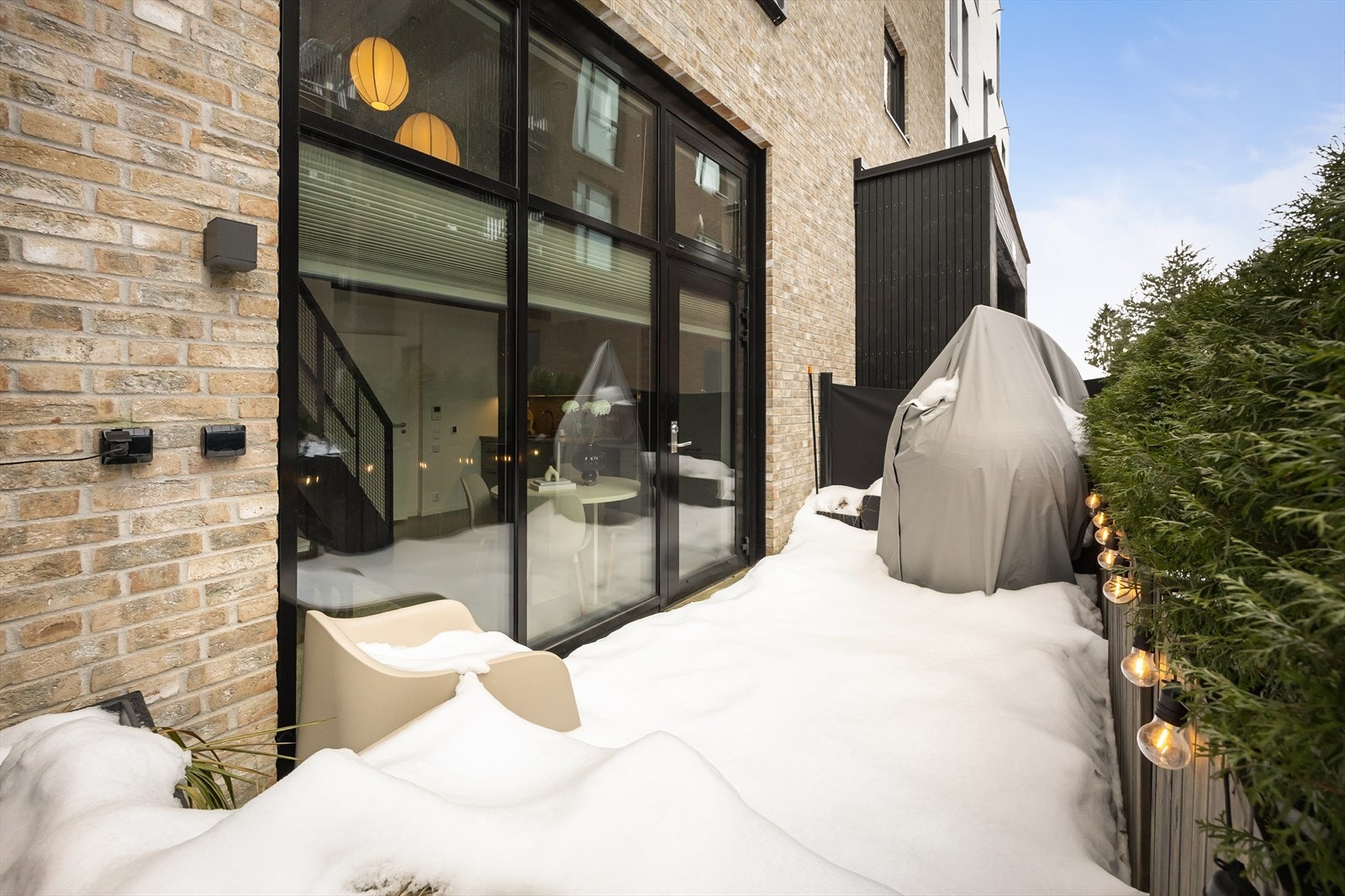 Det er montert levegger og hekk i blomsterkasser. Terrassen har utebelysning og stikkontakter Galleribilde