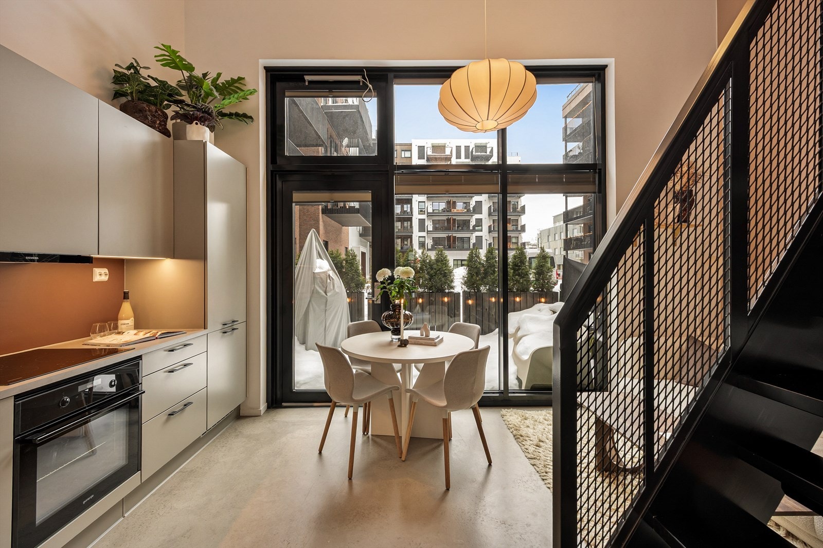 Leilighetens oppholdsrom består av kjøkken og stue i åpen løsning. Galleribilde