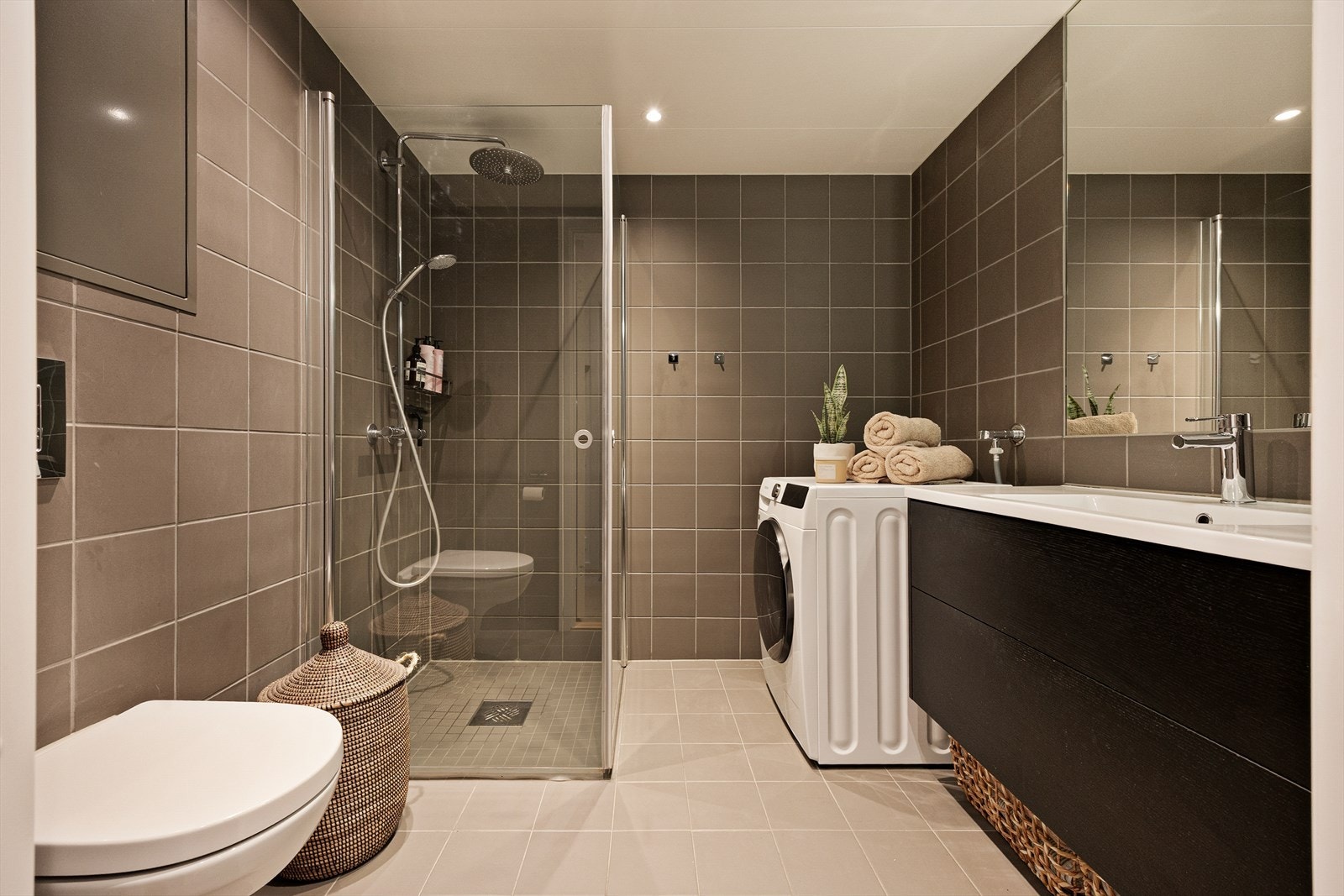 Lekkert og tidløst baderom med flislagte overflater. Badet har gulvvarme. Galleribilde