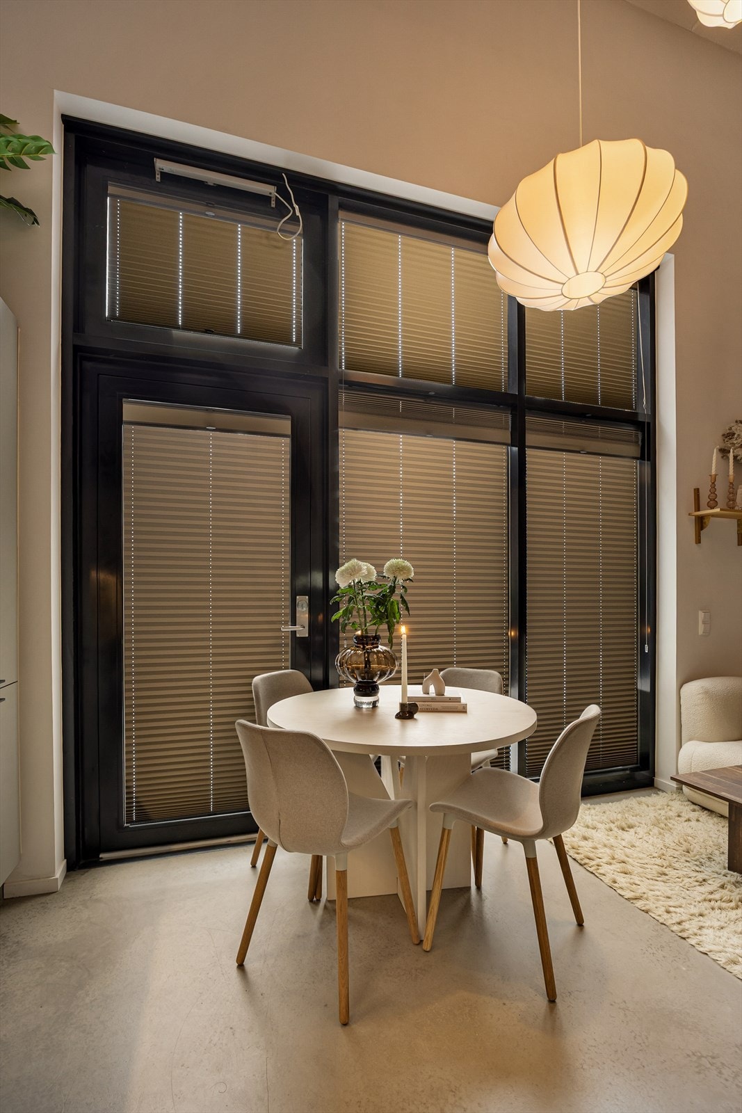 Det er satt inn lystette plisségardiner i vinduene. Galleribilde