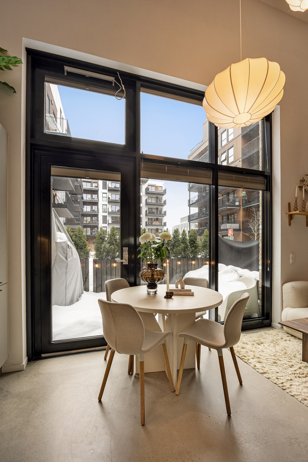 Det er utgang til markterrasse på ca. 11 kvm. Galleribilde