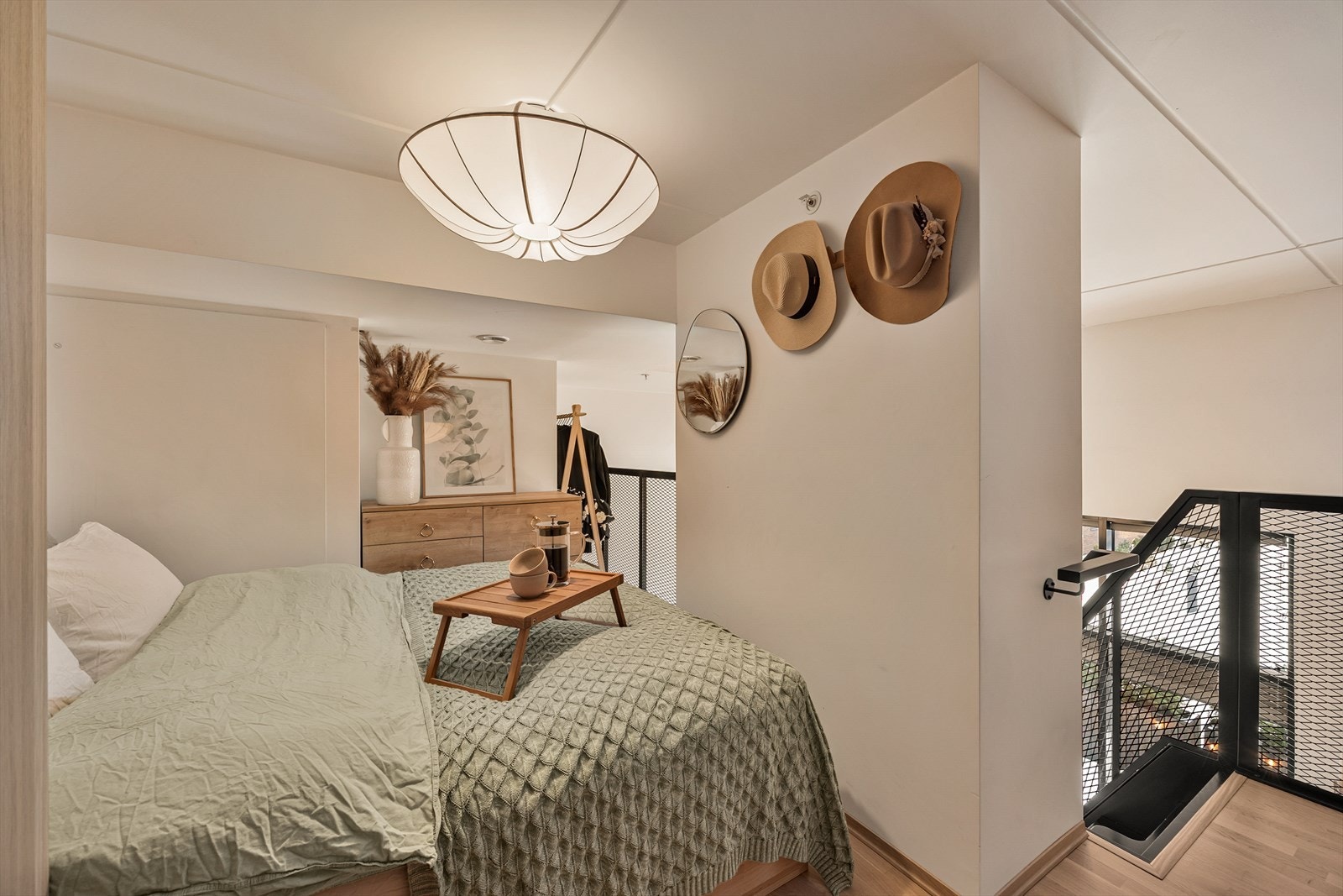 Hemsen er utformet med en åpen løsning ned mot oppholdsrommet. Galleribilde