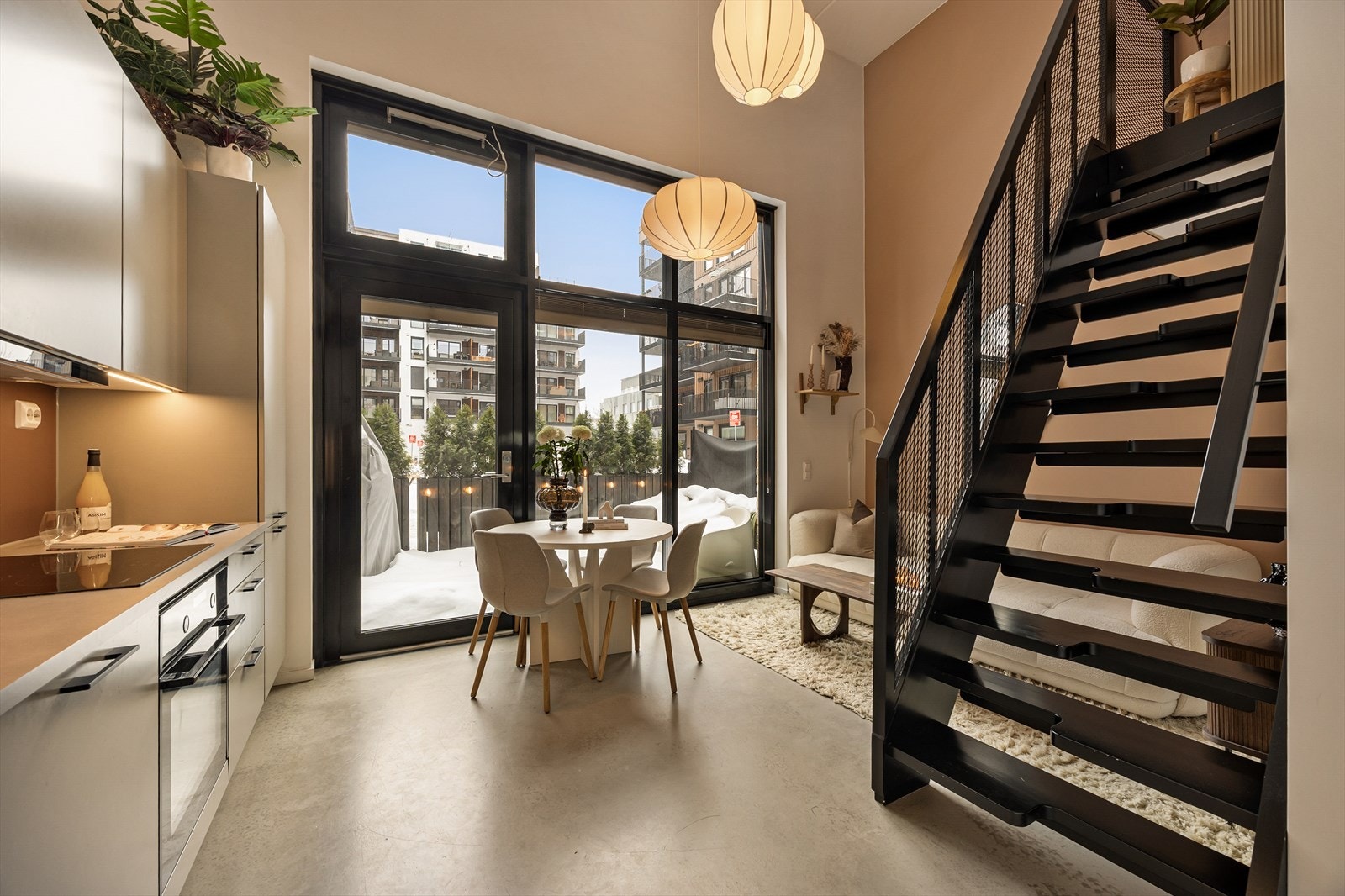 Fra kjøkken/stue har man trapp opp til hemsen. Galleribilde